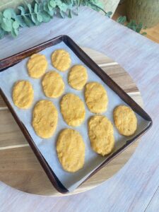 kotlet patties on parchment paper and baking sheet